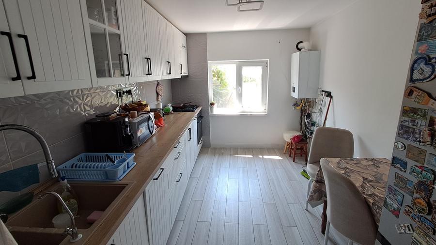 Casă cu 4 camere decomandat în Romanești