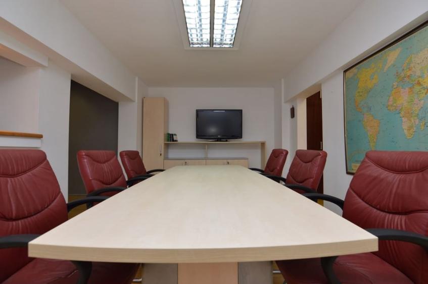 Apartament cu 2 camere semidecomandat, mobilat în 13 Septembrie