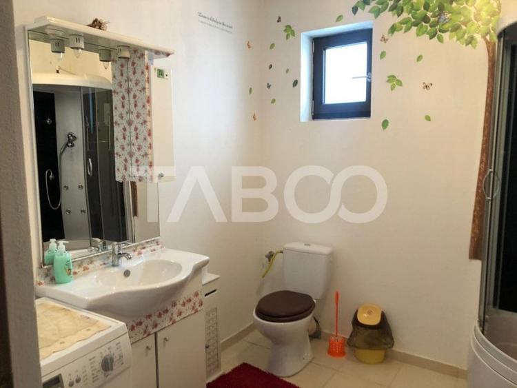 Casă individuală cu 7 camere cu Canalizare în Șelimbăr