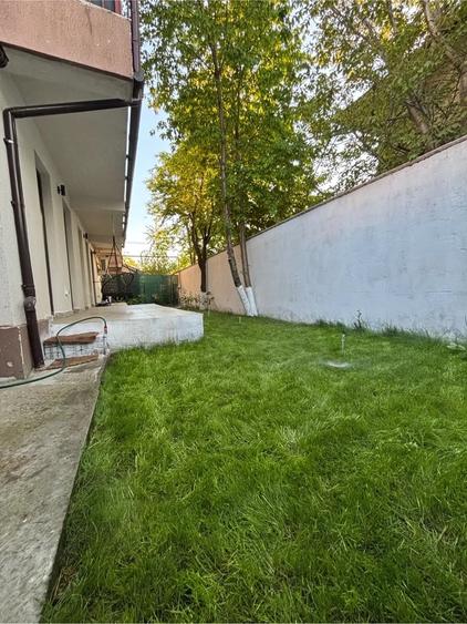 Apartament cu 3 camere semidecomandat în Rahova