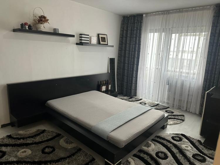 Apartament cu 3 camere semidecomandat, mobilat în Calea București