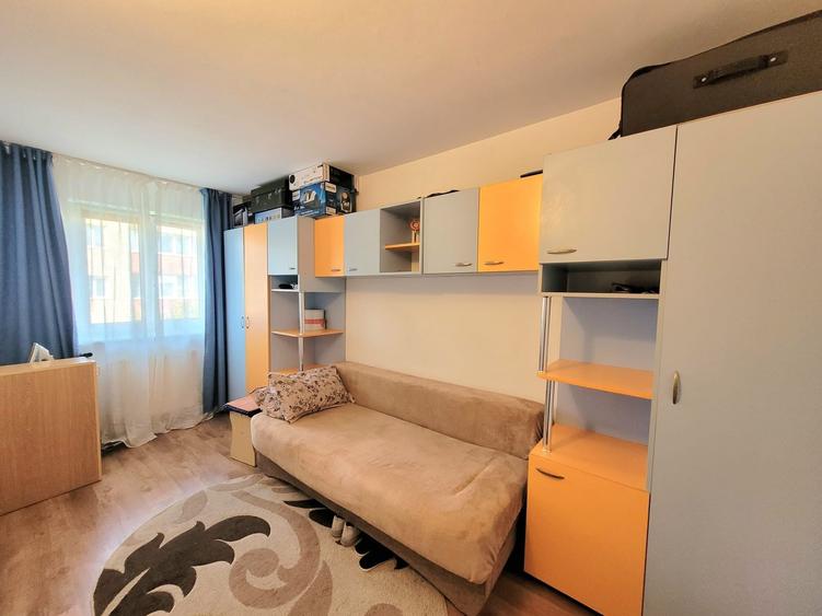 Apartament cu 3 camere decomandat în Florilor