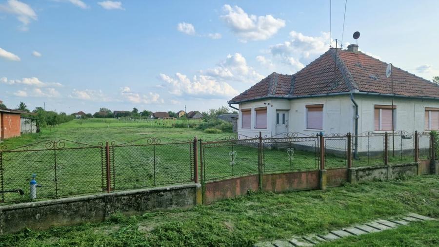 Casă  cu teren de 40 ari în localitatea Gelu - 1