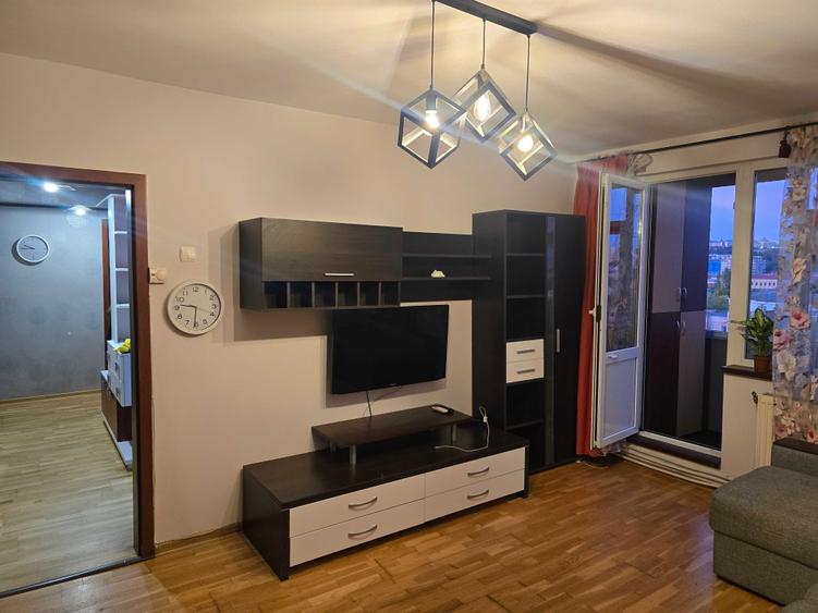 Apartament cu 4 camere semidecomandat în Iași