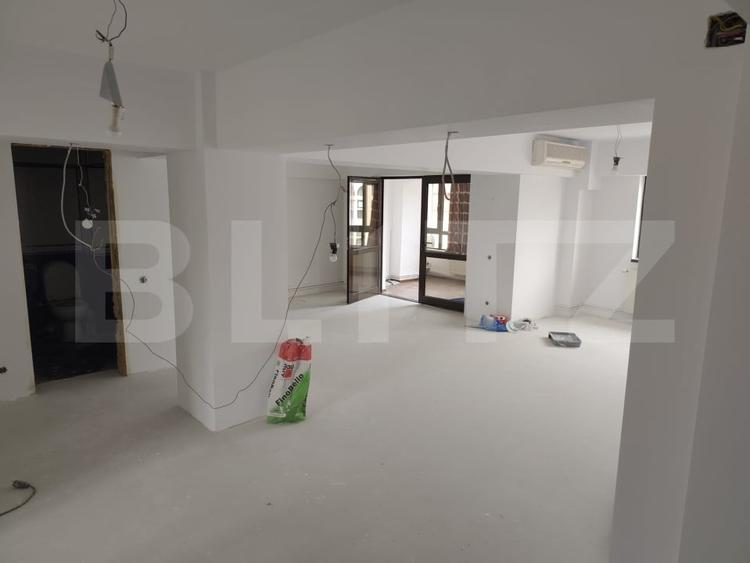 Apartament cu 4 camere decomandat, mobilat în Central