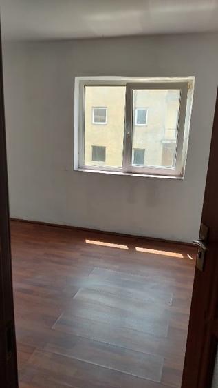 Apartament cu 3 camere decomandat în Berzasca