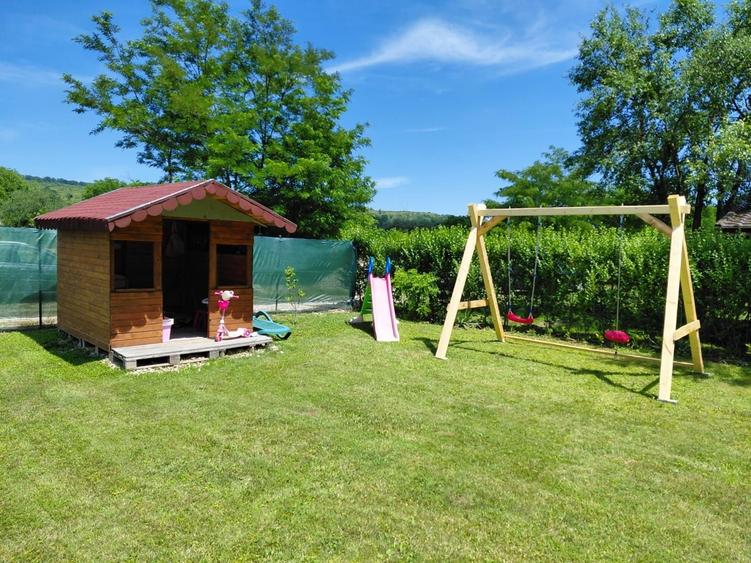 Casă cu 2 camere cu Teren 10000 Mp în Livezile