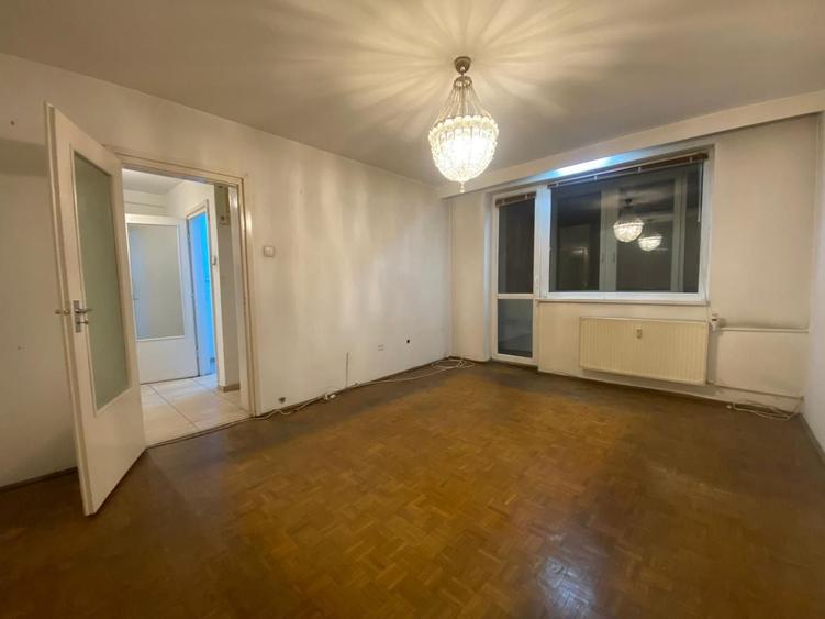 Apartament cu 3 camere semidecomandat în Grigorescu