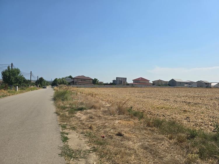 Teren Construcții intravilan de 770 mp, în Lazu