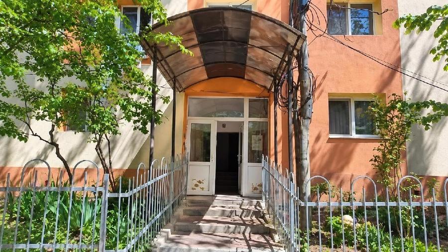Apartament cu 3 camere semidecomandat în Vitan