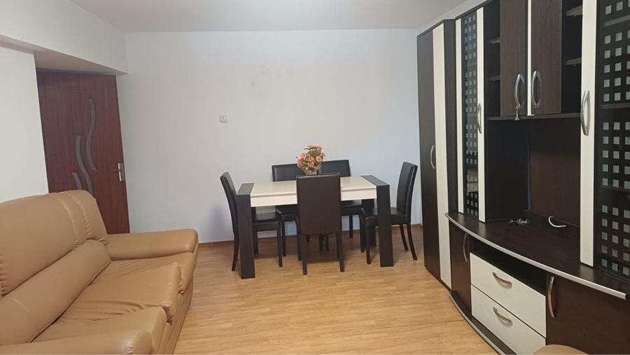 Apartament cu 3 camere decomandat în Amara