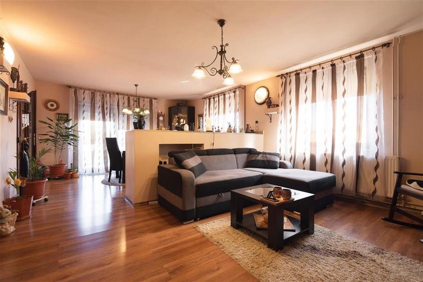 Casă individuală cu 4 camere cu Teren 548 Mp în Sântion