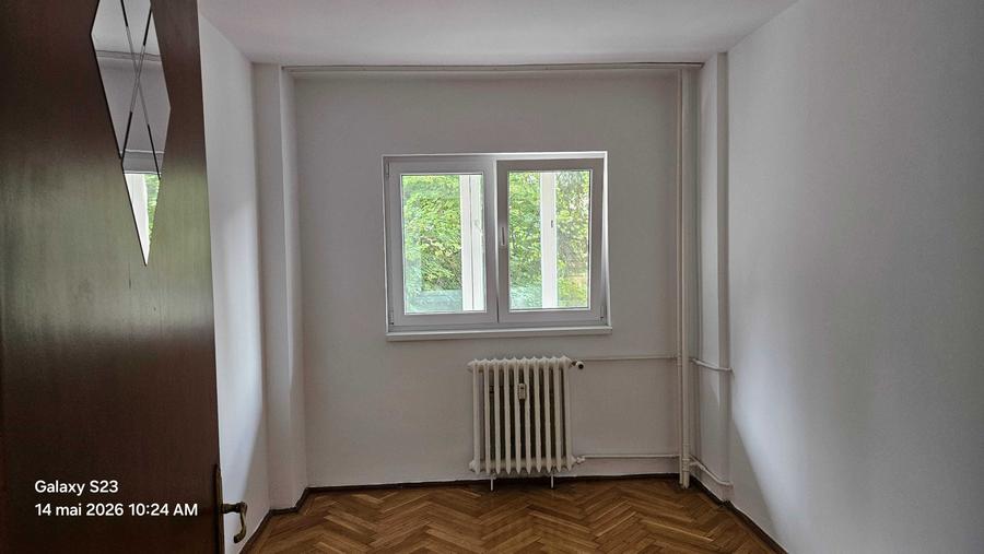 Apartament cu 3 camere semidecomandat în Moșilor