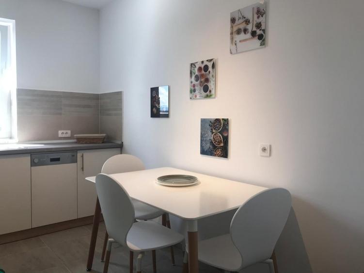 Apartament cu 2 camere decomandat, mobilat în Tractorul