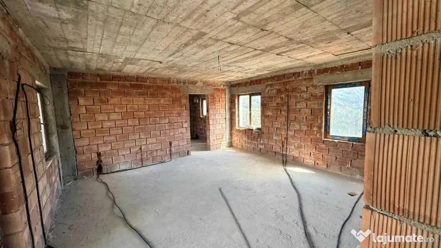 Casă cu 7 camere cu Teren 415 Mp în Central