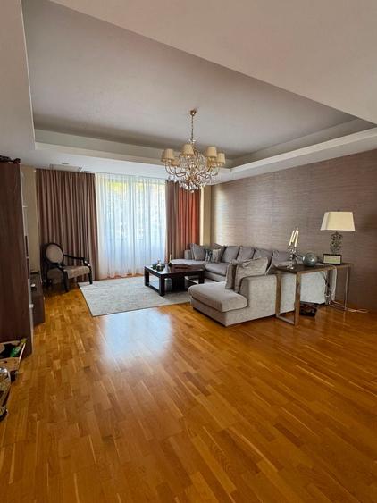 Apartament cu 3 camere decomandat în Pipera