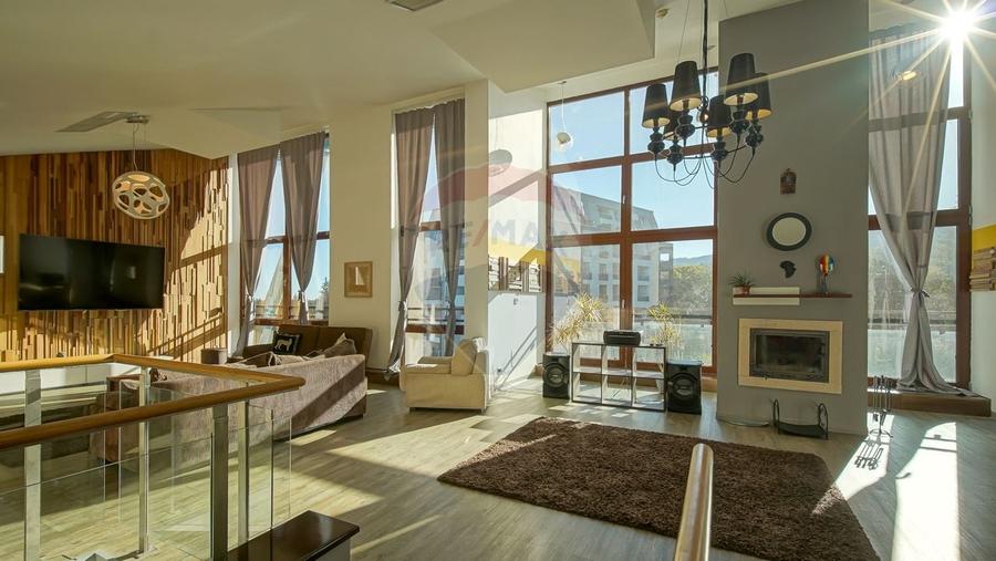 Apartament cu 4 camere semidecomandat, mobilat în Poiana Brașov