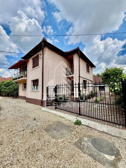 Casă individuală cu 7 camere cu Canalizare în Central