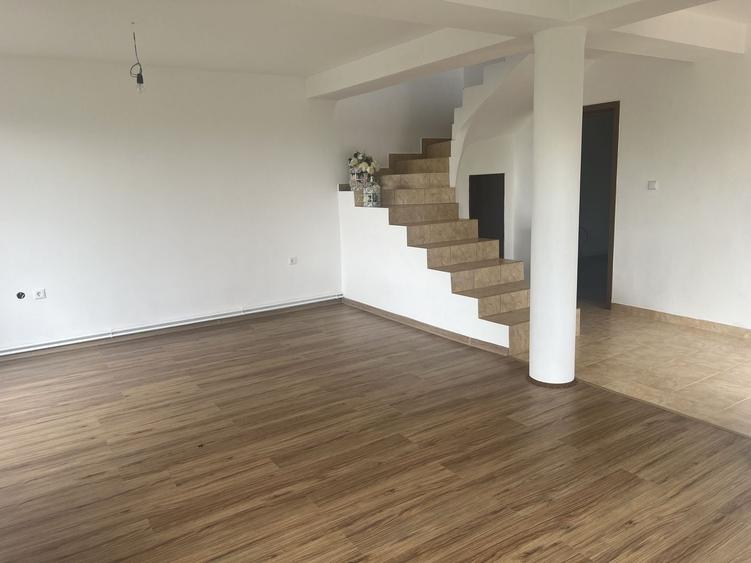 Casă individuală cu 5 camere cu Canalizare în Giarmata