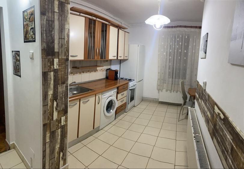 Apartament cu 3 camere decomandat în Pandurilor
