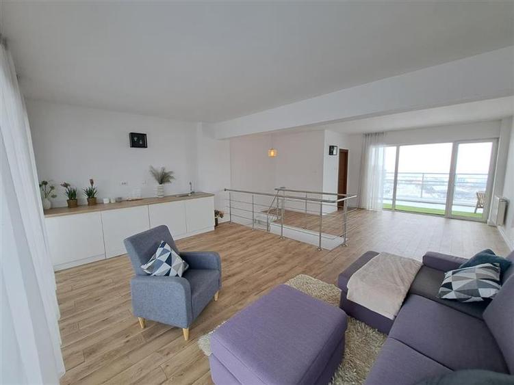 Apartament cu 5 camere decomandat, mobilat în Bună Ziua