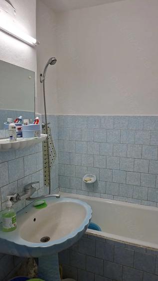 Apartament cu 3 camere decomandat în Pajura