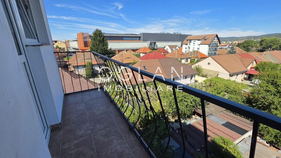 Apartament cu 3 camere semidecomandat, mobilat în Central