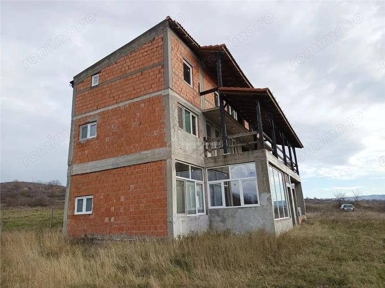 Casă cu 8 camere cu Teren 4 Mp în Măcești