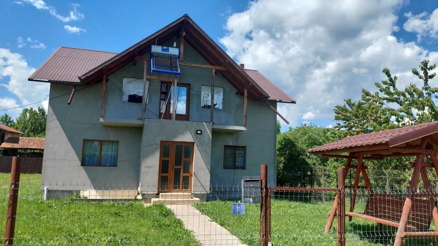 Casă cu 4 camere în Brebu