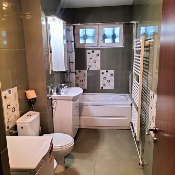 Apartament cu 3 camere semidecomandat în Dacia