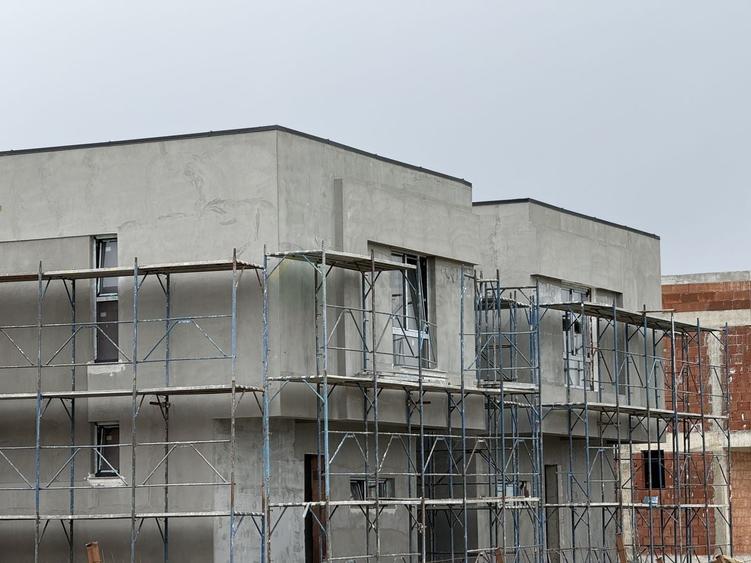 Casă individuală cu 4 camere cu Piscina în Tunari
