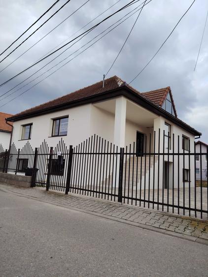 Casă cu 4 camere în Central