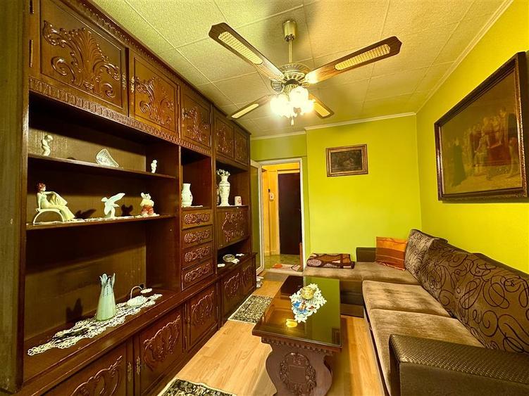 Apartament cu 3 camere semidecomandat în Aurel Vlaicu
