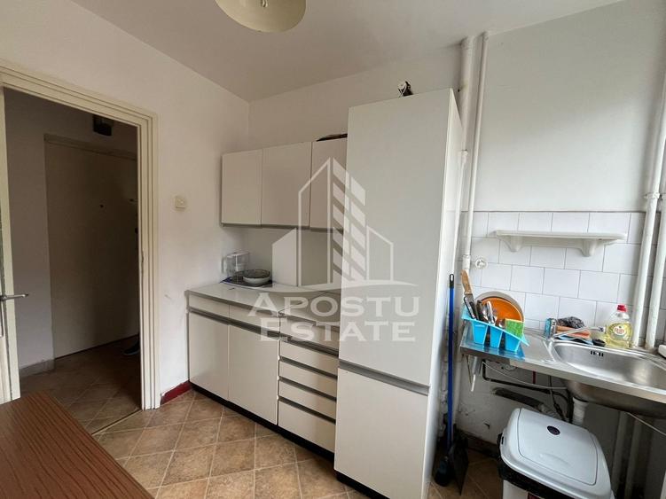 Apartament cu 3 camere semidecomandat, mobilat în Central