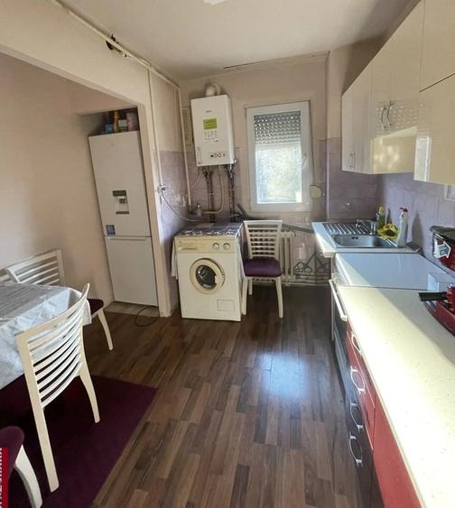 Apartament cu 3 camere semidecomandat, mobilat în Tipografilor