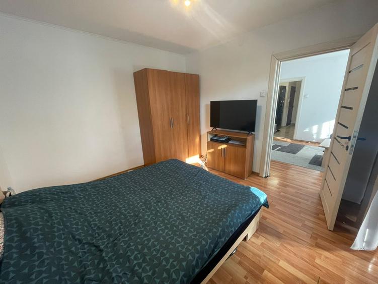 Apartament cu 3 camere nedecomandat, mobilat în Podu Roș