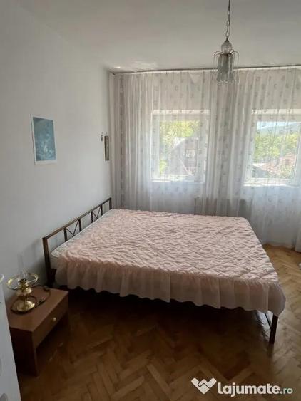 Casă cu 10 camere cu Teren 625 Mp în Păușești
