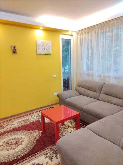 Apartament cu 3 camere decomandat în Pajura