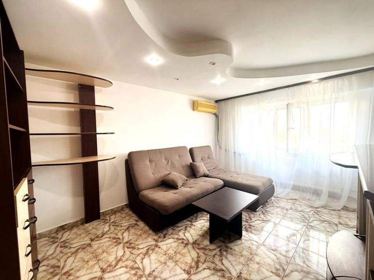 Apartament cu 3 camere decomandat, mobilat în Nicolina