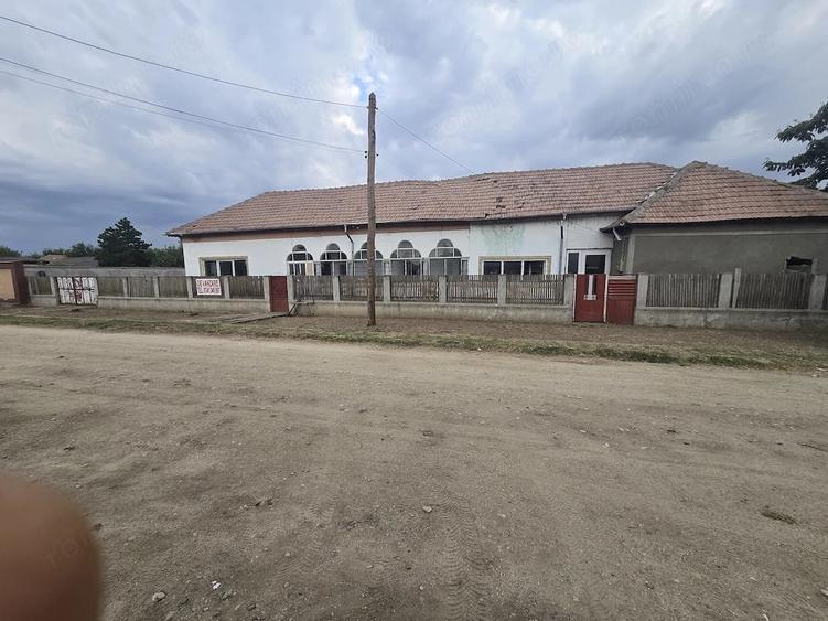 Casă cu Teren 1180 Mp în Central
