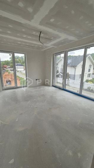 Duplex cu 4 camere cu Canalizare în Livezeni