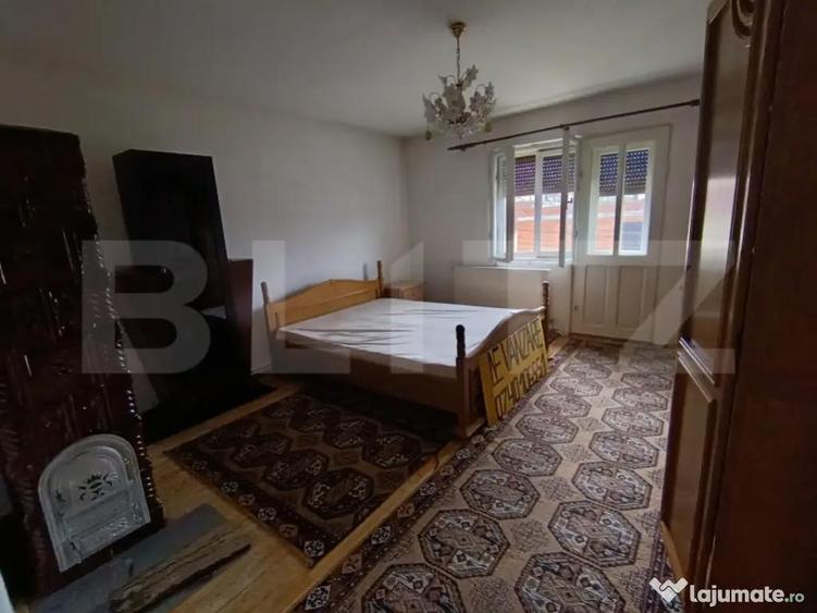 Casa de vanzare/spatiu comercial, cu 4 camere ?i un teren - 5