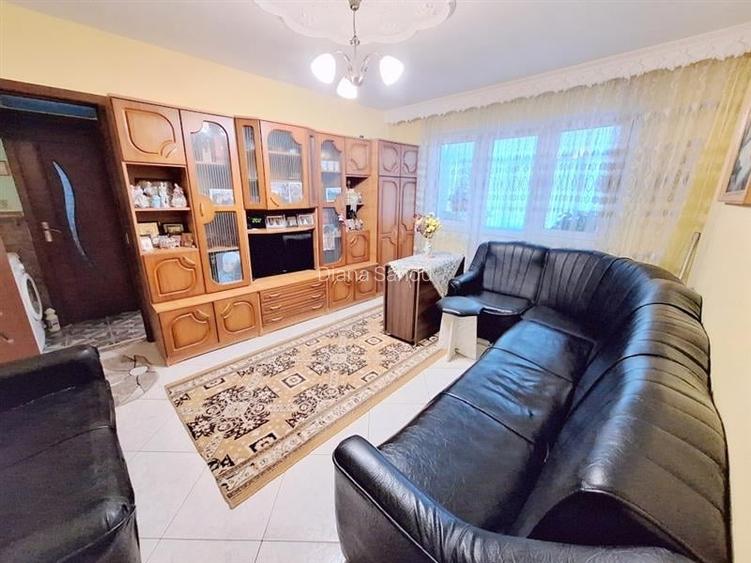 Apartament 3 camere semidecomandat zona Bazinul de Innot