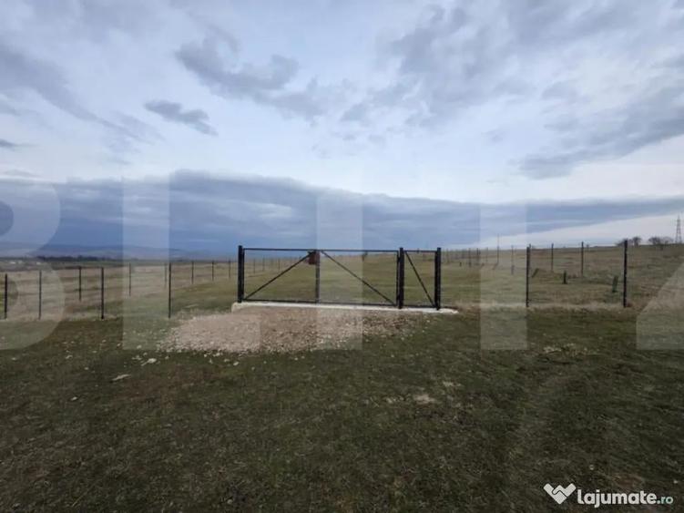 Teren intravilan imprejmuit intr-o zona panoramica - 3