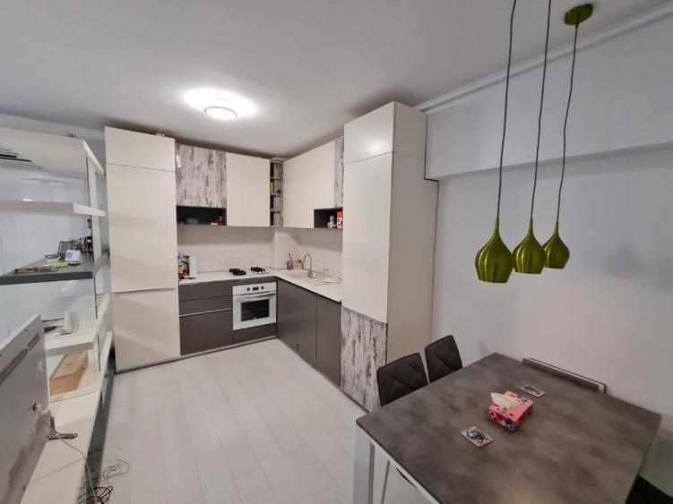 Apartament cu 3 camere decomandat în Tineretului