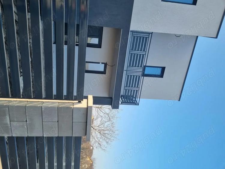 Duplex cu Perete Dublu, Proiect Modern - 7