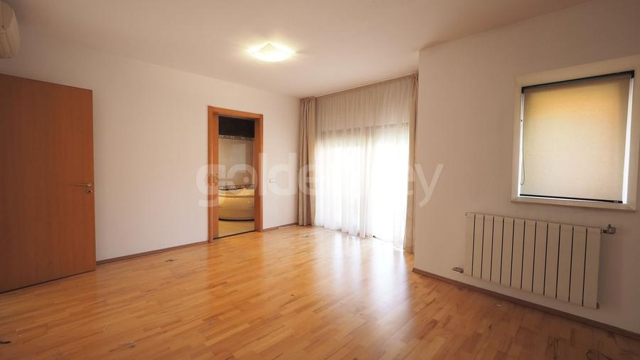 Vila nemobilata in complex cu piscina | 2 garaje - 12