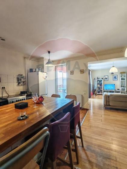 Apartament cu 3 camere decomandat, mobilat în Blumăna