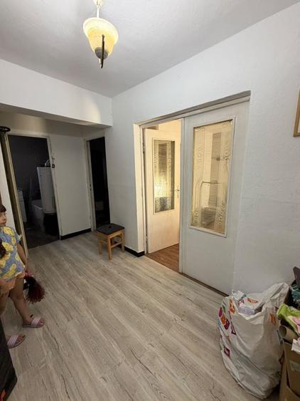 Apartament cu 3 camere decomandat în Rieni