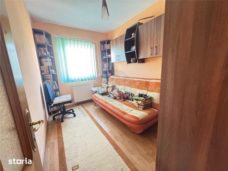 Apartament cu 3 camere decomandat în Valea Aurie